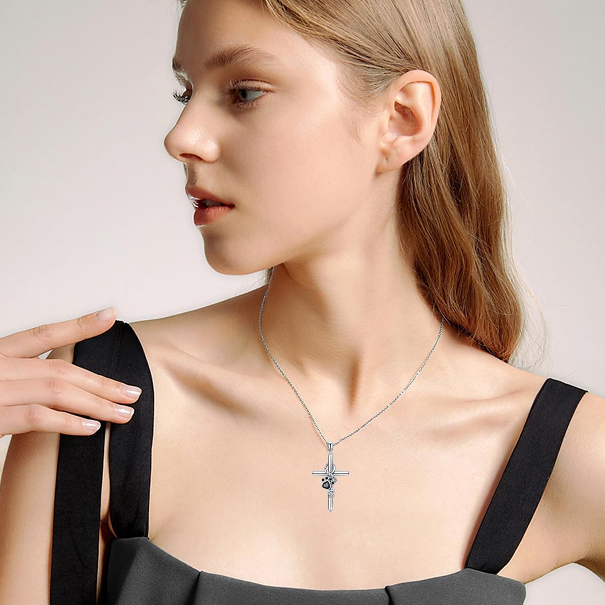 Collar con colgante de pata de plata con cruz