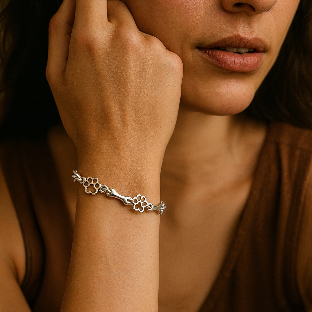 Pulsera de plata con dije de pata de perro y hueso