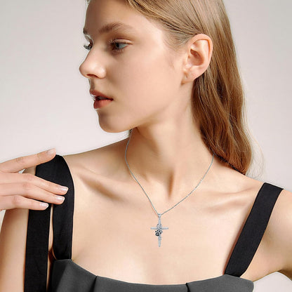 Collar con colgante de pata de plata con cruz
