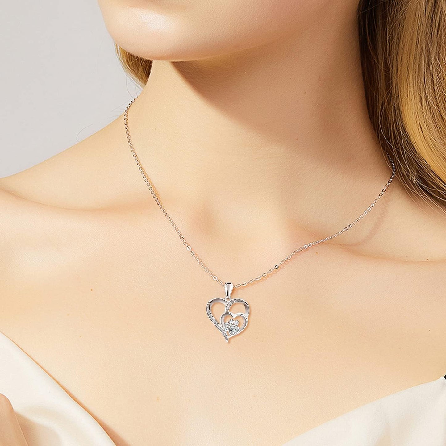 Collar de plata de ley con forma de pata y corazón y circonitas cúbicas