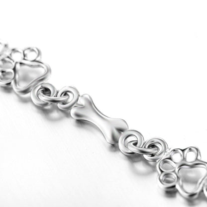 Pulsera de plata con dije de pata de perro y hueso