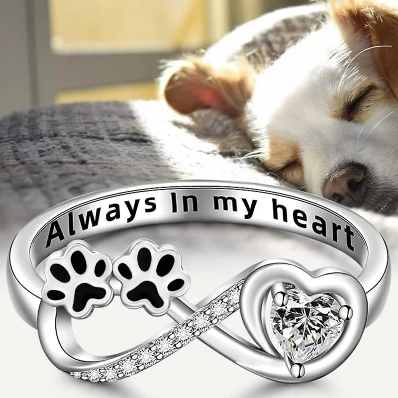 Anillo de circonita en forma de pata con diseño de corazón infinito