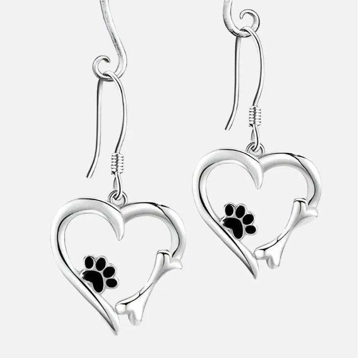 Pendientes colgantes de plata con diseño de corazón y pata.