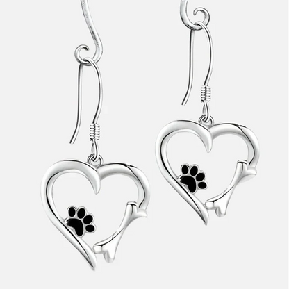 Pendientes colgantes de plata con diseño de corazón y pata.