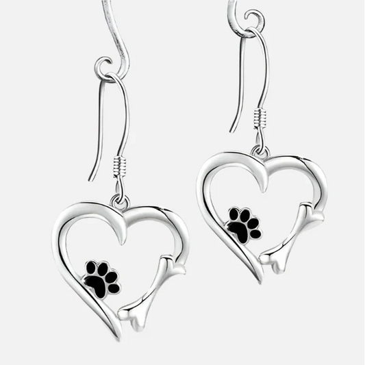 Pendientes colgantes de plata con diseño de corazón y pata.