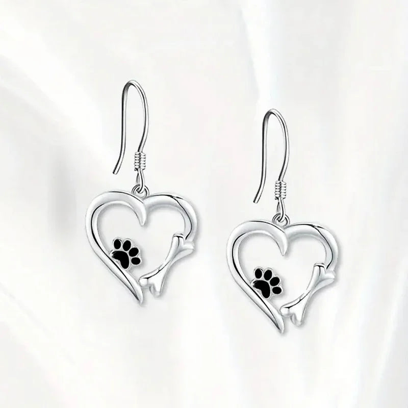 Pendientes colgantes de plata con diseño de corazón y pata.