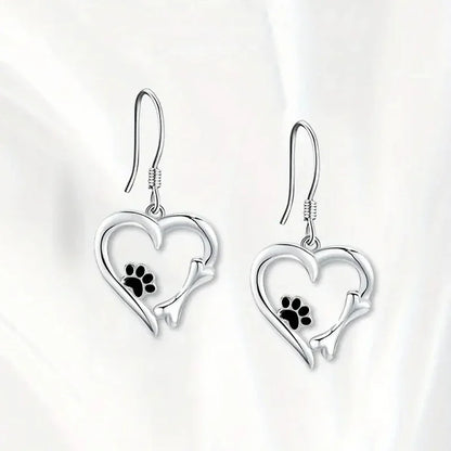 Pendientes colgantes de plata con diseño de corazón y pata.