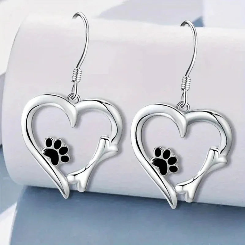 Pendientes colgantes de plata con diseño de corazón y pata.