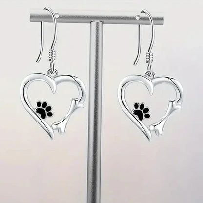 Pendientes colgantes de plata con diseño de corazón y pata.