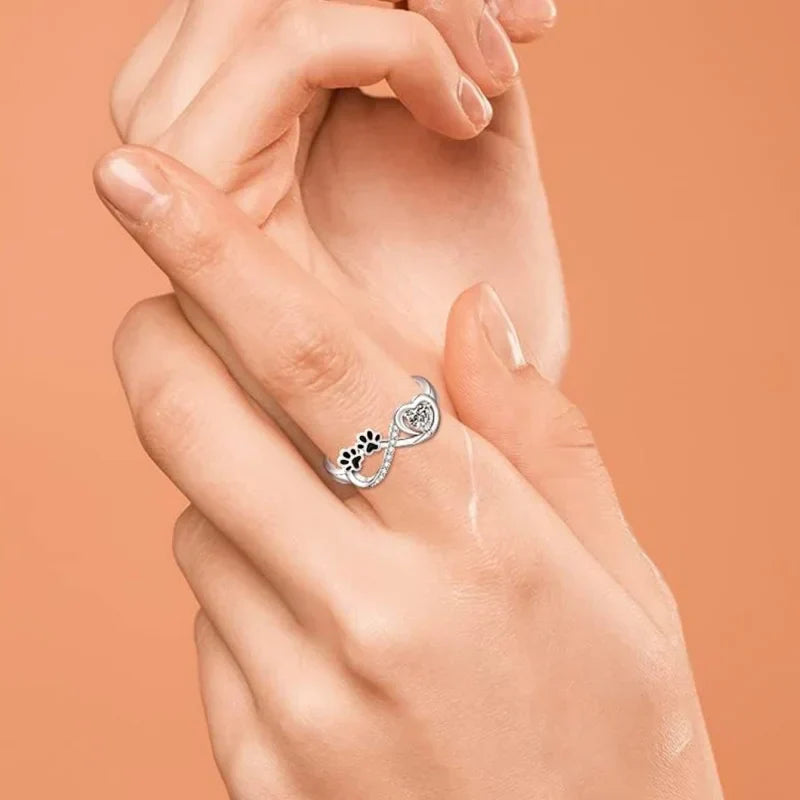 Anillo de circonita en forma de pata con diseño de corazón infinito