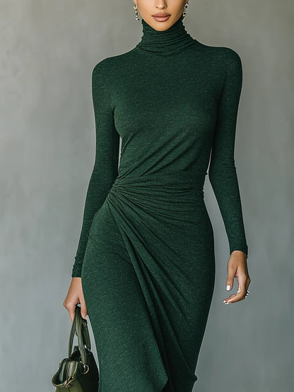 LENORA | Vestido midi envolvente asimétrico con pliegues y cuello alto verde oscuro