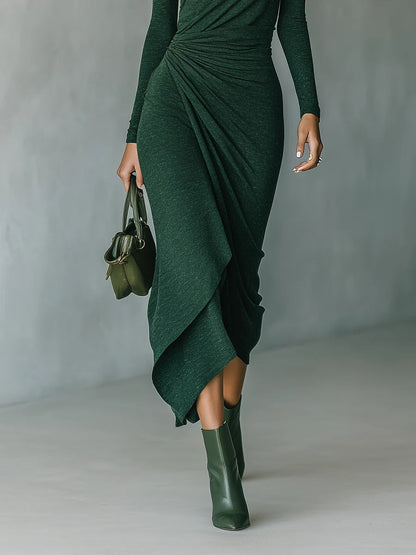 LENORA | Vestido midi envolvente asimétrico con pliegues y cuello alto verde oscuro