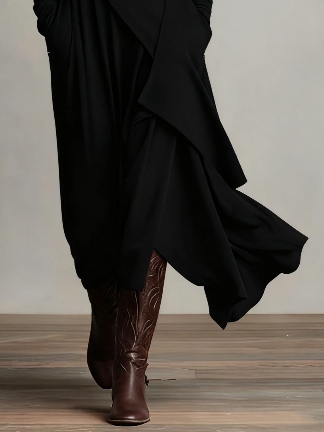 AURELIA | Vestido largo plisado asimétrico con cuello alto