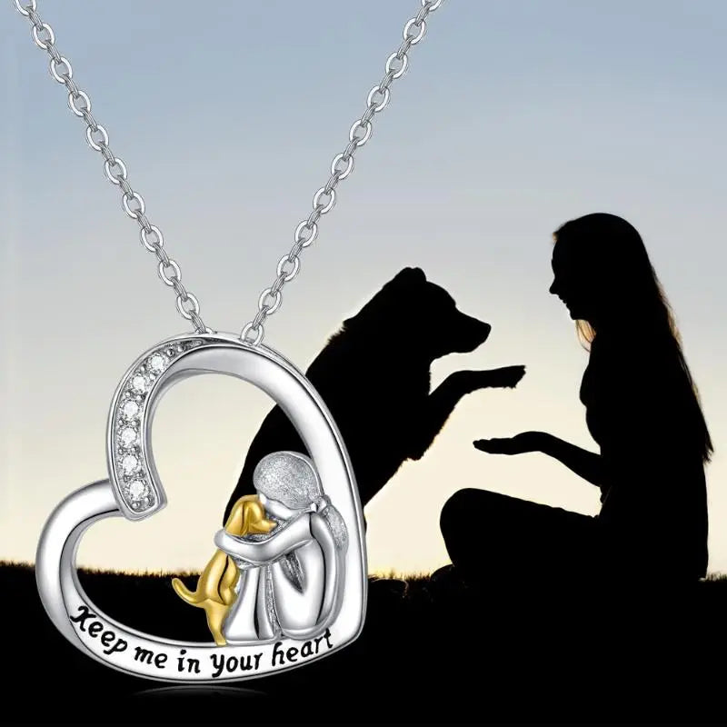 Collar de corazón de plata con perro y circonitas