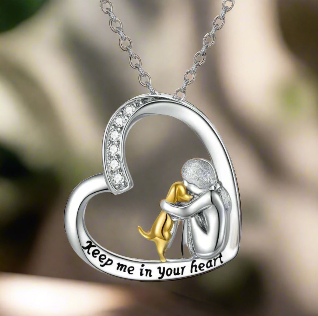 Collar de corazón de plata con perro y circonitas