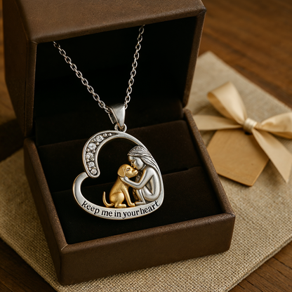 Collar de corazón de plata con perro y circonitas