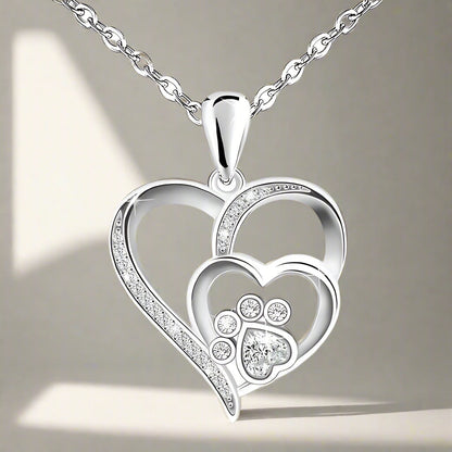 Collar de plata de ley con forma de pata y corazón y circonitas cúbicas