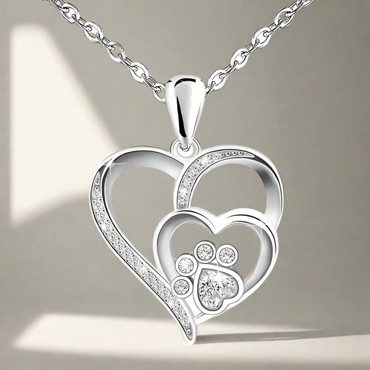 Collar de plata de ley con forma de pata y corazón y circonitas cúbicas